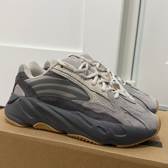 Adidas Yeezy Boost 700 V2 Box - Picture 2 of 6